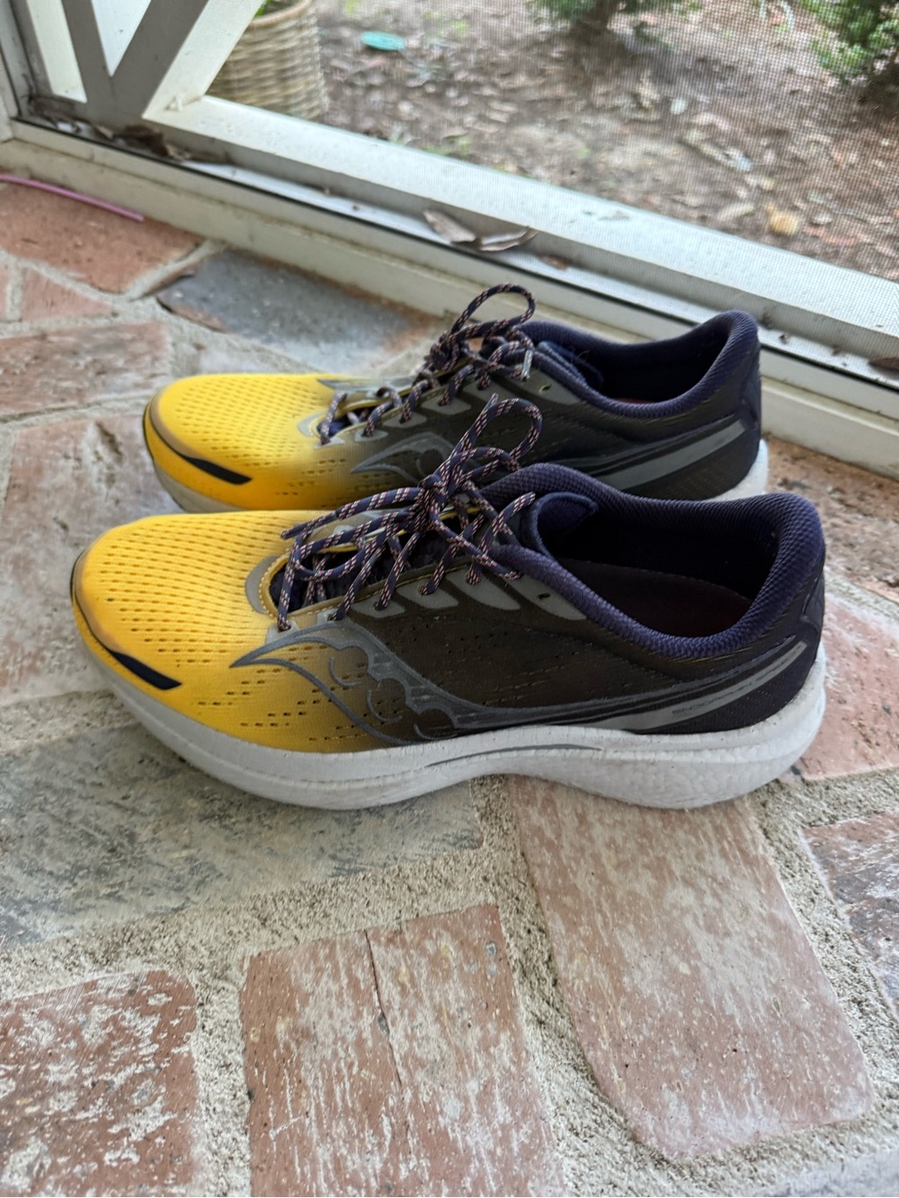 Saucony Men's Yellow and Black Athletic Running Shoes with Gray Accents